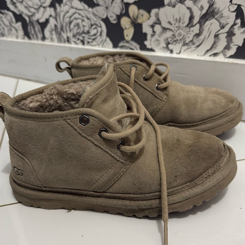 UGGS Neumel leather in Mustard color  women’s size 5